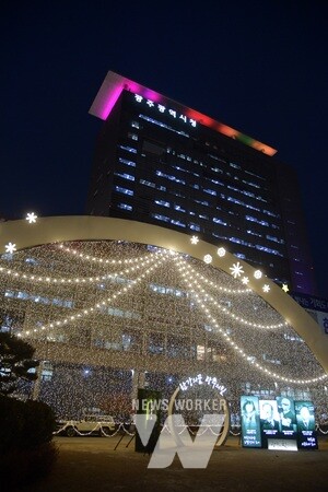 광주광역시(시장 강기정)는 10일 오후 7시45분 시청 행정동 앞 잔디광장에서 강기정 광주시장과 시민, 직원 100여 명이 참석한 가운데 한강 작가 노벨상 수상 축하조형물 점등식을 개최한다.