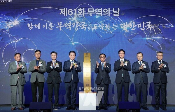 김영록 전라남도지사가 10일 영암 호텔현대 바이라한 목포에서 열린 ‘2024 전남 무역의 날’ 행사에서 수출 유공기업에 수출탑 전수 및 유공자 포상을 수여한 뒤 기념촬영을 하고 있다.(전남 무역의 날 2)김영록 전라남도지사가 10일 영암 호텔현대 바이라한 목포에서 열린 ‘2024 전남 무역의 날’ 행사에서 주요 참석자들과 기념촬영을 하고 있다.