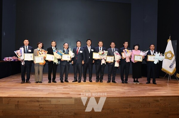 제9대 화순군의회 오형열 의장이 김현기 대한민국시군자치구의회의장협의회장로부터 “대한민국지방의정봉사상”을 받았다