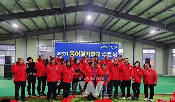 지난 6일, 흑산면 게이트볼장에서 홍어 썰기 학교 제5기 수료생과 관계자들이 기념 촬영을 하고 있다.