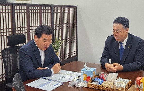 2025년 국비 예산 확보를 위해 신정훈 국회의원과 면담하는 구복규 화순군수