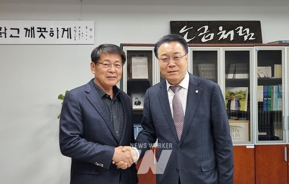 2025년 화순군 국비확보를 위한 신규사업을 설명하고 서삼석 국회의원과 포즈를 취한 구복규 화순군수