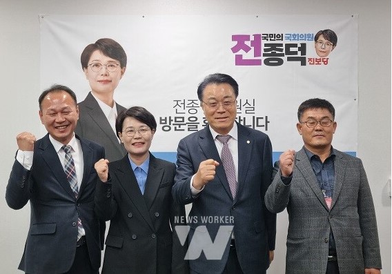 2025년 예산 확보를 위해 국회를 방문한 구복규 화순군수가 전종덕 국회의원과 기념촬영을 하고 있다.