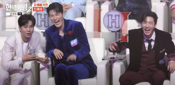 윤준협(가운데), 최수호(오른쪽)와 진해성 무대에 대해 이야기하는 송민준 [사진=MBN MUSIC]