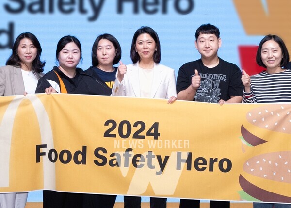 왼쪽부터 한국맥도날드 한연미 부사장, 박정화 점장, 이훈정 점장, 김기원 대표이사, 진유식 점장, 김민서 점장