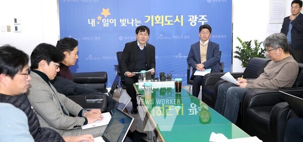 이상갑 문화경제부시장이 11일 오후 시청 5층 기자실에서 차담회를 갖고 2025년도 국비예산 확정 등에 대해 설명하고 있다. / 광주광역시 제공