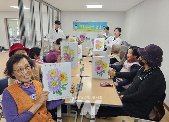 간호학생들이 마을주치의 노인 정서안정 프로그램에 참여한 모습