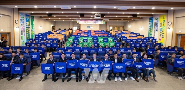 전남 영암군(군수 우승희)이 지난 5일 군청에서 영암군민, 기업 임직원, 사회단체 회원 등이 참석한 가운데 ‘RE100영암 비전선포식’을 열고, 지역 사용 전력 100%를 재생에너지로 전환하는 목표를 밝혔다.