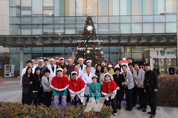 전남대학교병원(병원장 정 신) 본·분원이 연말을 맞아 환자 쾌유를 기원하는 ‘사랑과 희망의 크리스마트 트리’에 불을 밝혔다.