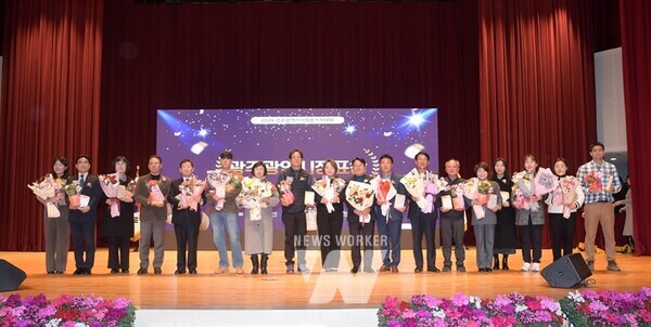 강기정 광주광역시장이 11일 오후 시청 대회의실에서 열린 ‘2024 광주광역시 자원봉사자대회’에 참석해 유공자 표창을 한 후 기념촬영을 하고 있다. /광주광역시 제공