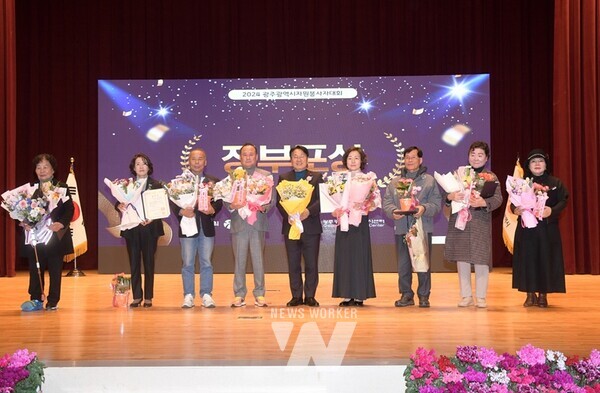 강기정 광주광역시장이 11일 오후 시청 대회의실에서 열린 ‘2024 광주광역시 자원봉사자대회’에 참석해 유공자 표창을 한 후 기념촬영을 하고 있다. /광주광역시 제공