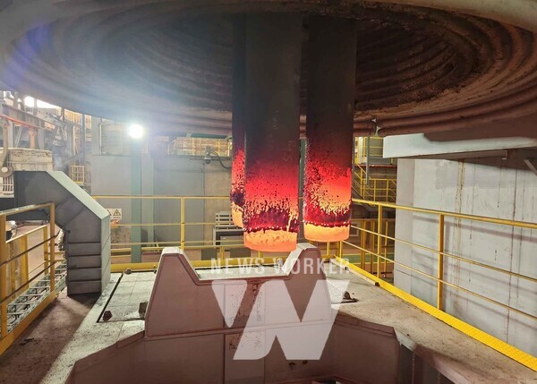 포스코퓨처엠이 제조기술을 국산화한 직경 300mm의 UHP(Ultra High Power)급 전극봉