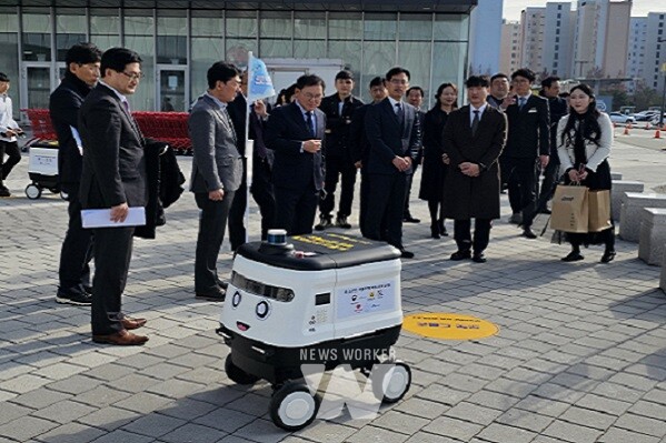롯데아울렛 남악점에서 진행된 주소 기반 자율주행로봇 배송 시연회