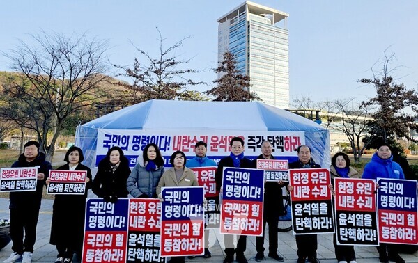 김영록 전라남도지사가 12일 오전 전남도청 앞 ‘윤석열 탄핵 및 국민의 힘 정당 해산을 촉구’하는 전남도의원 탄핵촉구 릴레이 시위장을 방문해 탄핵을 촉구하고 있다.