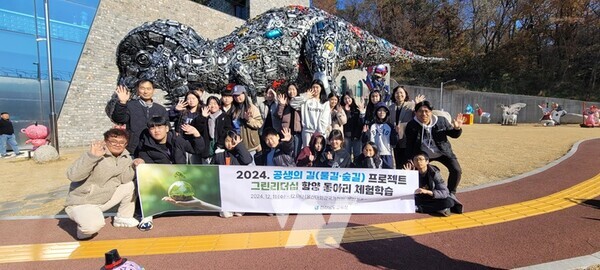 견학 프로그램 참여 학생들이 ‘재생복합 문화공간 Fe01’ 앞에서 기념사진 촬영을 하고 있다.