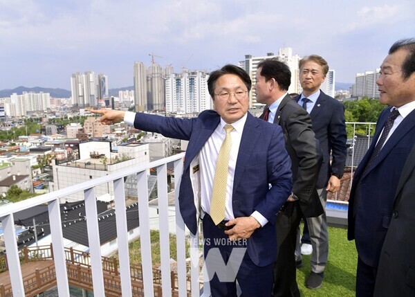 강기정 광주광역시장이 지난해 5월 11일 오후 서구 발산마을 별마루전망대를 방문해 발산근린공원 조성계획 현장을 살펴보고 있다. /광주광역시 제공