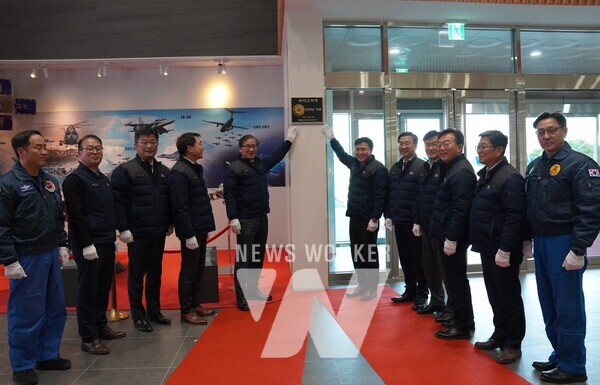 KAI는 1999년 10월 1일 창립 이래 시험 비행 '무사고 25년' 기록 기념패 제막식을 가졌다. (강구영 KAI 사장, 왼쪽 맨 앞)