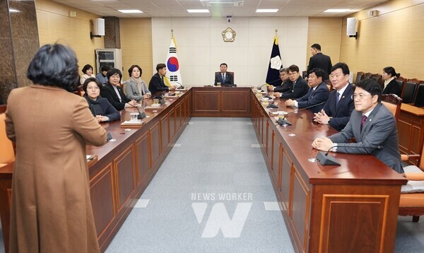 화순군의회(의장 오형열)는 13일 의회 소회의실에서 의원 및 의회사무과 5급 이상 간부공무원을 대상으로 ‘4대 폭력 예방교육’을 실시했다.