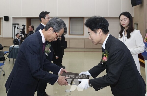 김대중 전남교육감(오른쪽)이 한경호 전남교육청교육연수원장(왼쪽)에게 전남교육상을 수여하고 있다