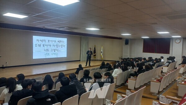 전라남도교육청(교육감 김대중)이 16일(월)은 무안 남악중학교에서, 20일(금) 화순고등학교에서 ‘인권과 정의’를 주제로 희망 전남교육 명예대사 박준영 변호사 특별 강연을 개최한다.