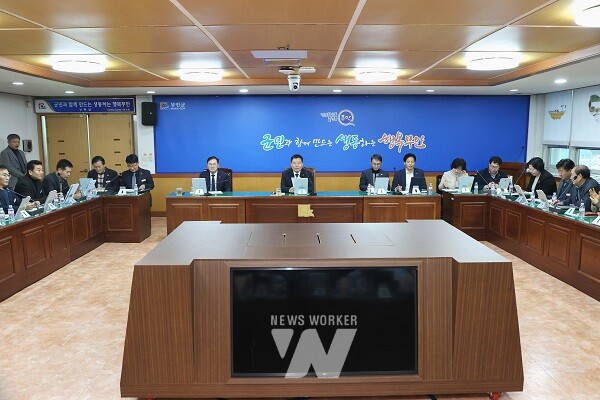 긴급 간부회의를 주재하는 김산 군수