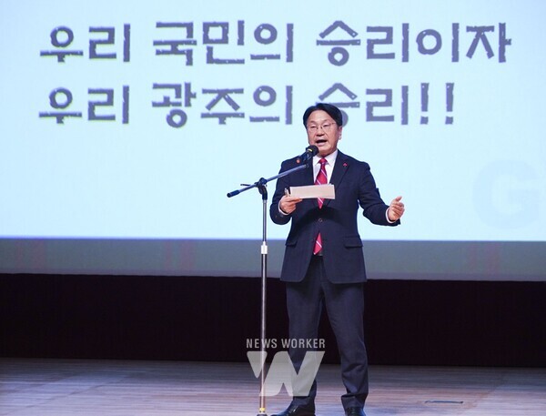 강기정 광주광역시장이 16일 오전 시청 대회의실에서 열린 12월중 정례조회에 참석해 ‘여러분이 광주의 힘 올해도 수고하셨습니다’를 주제로 메시지를 전달하고 있다./광주광역시 제공