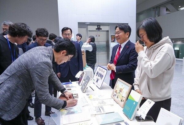 강기정 광주광역시장이 16일 오전 시청 대회의실에서 열린 12월중 정례조회를 마친 뒤 한강 작가 노벨문학상 기념 독립서점 추천도서 전시장을 둘러보고 있다./광주광역시 제공