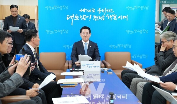 김영록 전라남도지사가 16일 오후 도청 기자실에서 기자간담회를 갖고 대통령 탄핵소추에 따른 ‘긴급 민생안정대책’을 밝히고 있다.