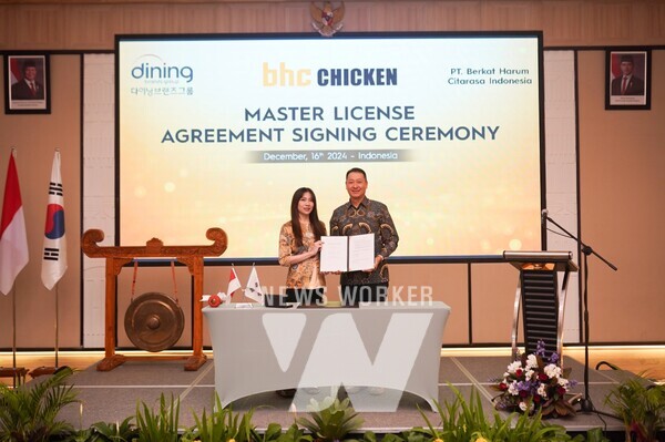 지난 16일, 송호섭 다이닝브랜즈그룹 대표(우측)와 나친도그룹 아그네스(Agnes) 대표가 인도네시아 진출을 위한 마스터 프랜차이즈 협약을 체결하는 모습