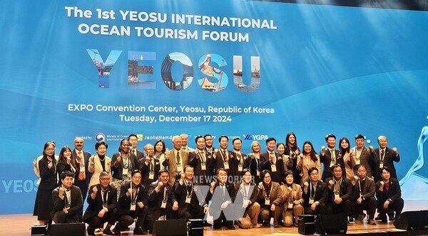 전라남도는 17일까지 이틀간 여수엑스포컨벤션센터에서 해양수산부·여수시와 공동으로 ‘제1회 여수국제해양관광포럼’을 개최해 지속가능한 해양관광산업 발전 청사진을 구상했다.