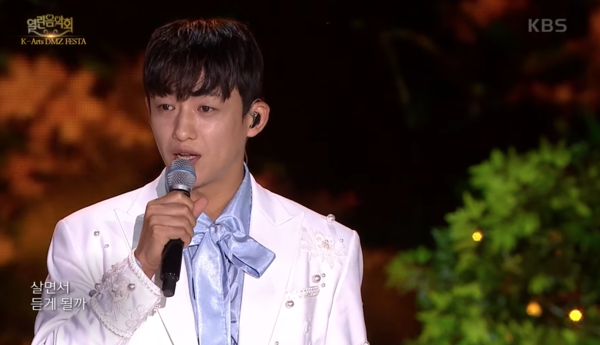 신승태의 '바람의 노래' 무대. 신승태는 팝, 국악, 트로트, 포크, 블루스, 댄스 등 다양한 장르를 소화한다. [사진=KBS 레전드 케이팝]