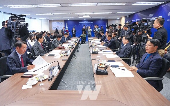 강기정 광주광역시장이 17일 오후 서울 시도지사협의회 대회의실에서 열린 ‘제60차 대한민국시도지사협의회 총회’에 참석해 지방의 어려움을 해결하기 위해 국정 정상화가 시급하고 조기 추경과 확장 재정 필요성을 주장했다./광주광역시 제공