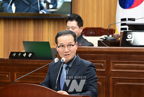 시정 질의하는 목포시의회 이형완 의원