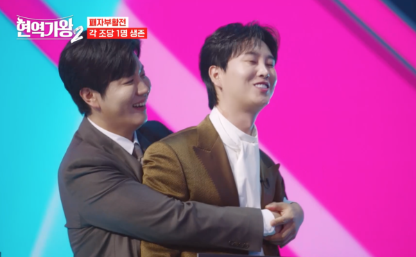 점수 순서로 '남자는 말합니다'를 제일 먼저 선택한 송민준. 진해성이 따라오자 "아, 형 왜 그래요"라며 허탈하게 웃었다. [사진=MBN '현역가왕2' 4회 캡처]