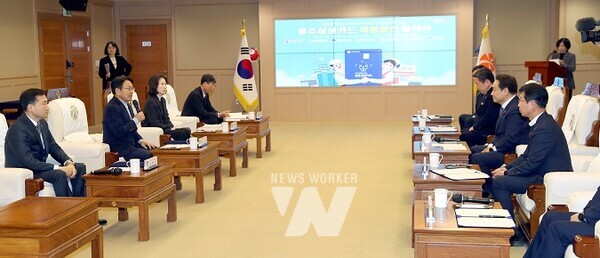 강기정 광주광역시장이 18일 오후 시청 3층 비즈니스룸에서 열린 광주시, 5개 자치구, 광주은행과 함께 하는 ‘광주상생카드 특별할인 공동추진 업무협약식’을 가졌다. / 광주광역시 제공