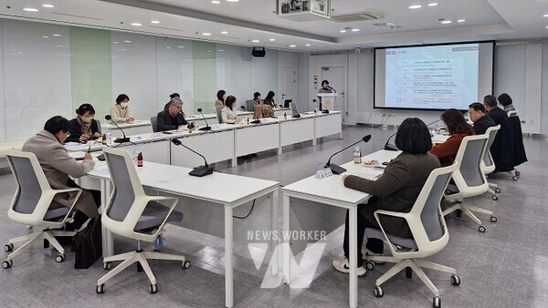 광주광역시(시장 강기정)는 기관·학계‧현장 전문가 등이 참석한 가운데 ‘고령친화도시조성위원회’를 열어 ‘광주시 고령친화도시 조성 2024년도 실행계획 점검 및 2025년도 시행계획’을 심의, 의결했다