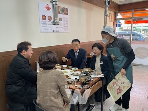 구복규 화순군수, 골목상권 활성화를 위해 자활기업 ‘찌개242’를 방문하여 애로사항 청취는 모습