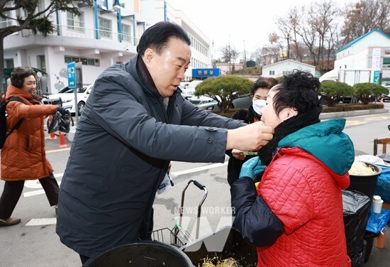 구복규 화순군수가 민생안전 민관합동 안전캠페인을 펼치고 있다.