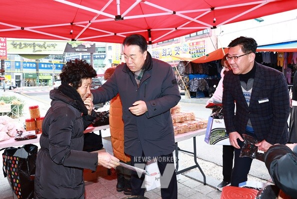 구복규 화순군수가 민생안전 민관합동 안전캠페인을 펼치고 있다.