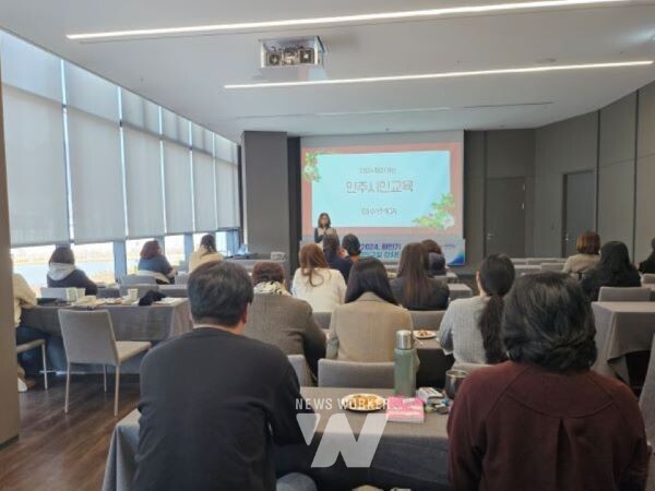 ‘2024. 하반기 찾아가는 민주시민교실 강사단 역량 강화 연수’에서 디지털 미디어 리터러시 관련 강의를 듣고 있다.