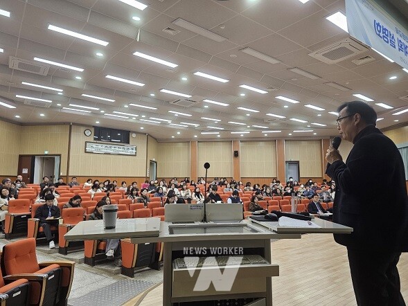 18일 전라남도교육청학생교육문화회관 대강당에서 ‘2025 독서인문교육 기본 계획 설명회’가 진행되고 있다.