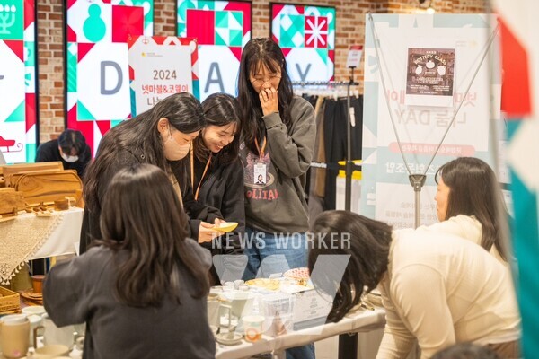 임직원들이 코웨이 체험부스에서 프로그램을 체험 중이다.