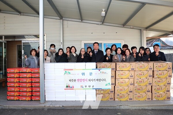 사회복지시설을 방문해 위문품을 전달하는 김산 군수