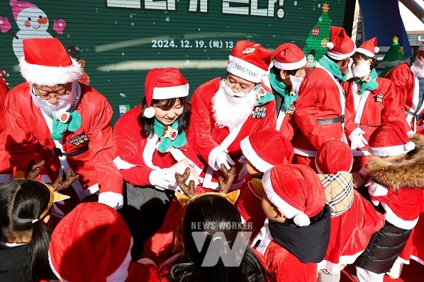 강진군 지역사회보장협의체가 19일 산타원정대 시즌 2 ‘산타가 쏜다’ 퍼레이드를 펼쳤다