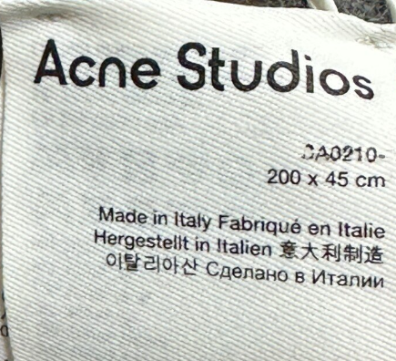 작성자가 가품으로 의심하는 크림에서 구매한 아크네머플러 택 [사진=온라인커뮤니티]