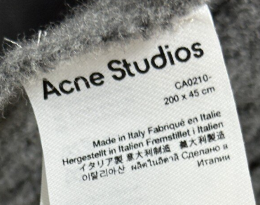 작성자가 올린 정품 아크네머플러 택 [사진=온라인커뮤니티]