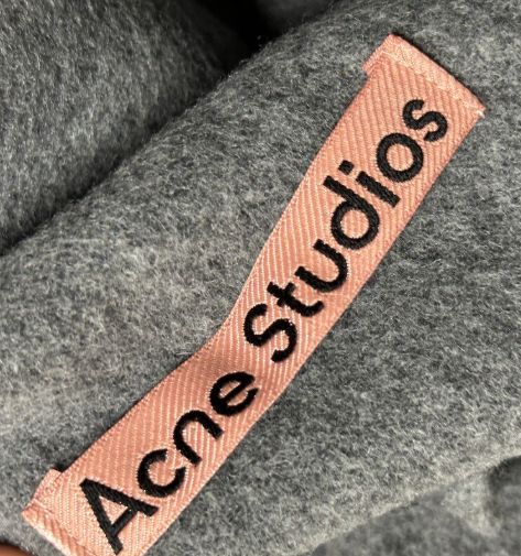 작성자가 올린 크림에서 구매한 아크네머플러 [사진=온라인커뮤니티]