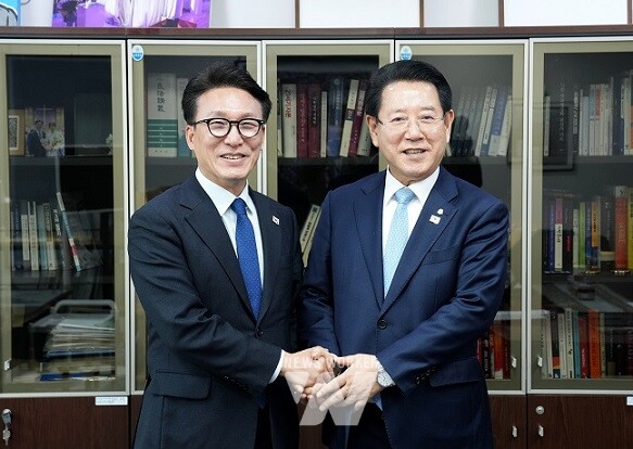 김영록 전라남도지사가 20일 국회에서 김민석 민주당 수석최고위원을 만나 주요 도정 현안 해결을 위한 국회 차원의 협조를 요청하고 있다