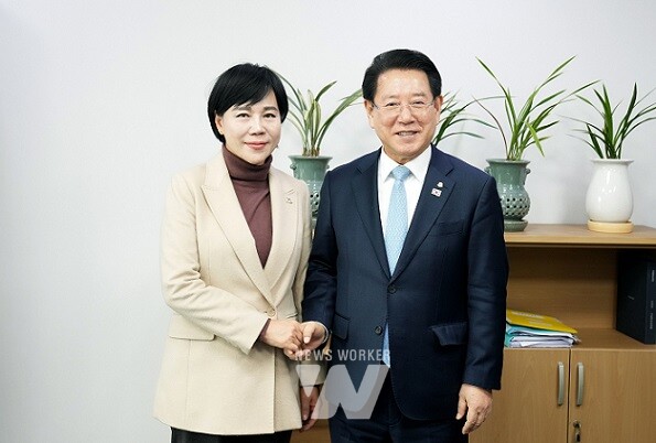 김영록 전라남도지사가 20일 국회에서 전현희 민주당 국회의원을 만나 주요 도정 현안 해결을 위한 국회 차원의 협조를 요청하고 있다