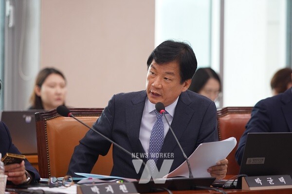 국회에서 발언하는 박균택 국회의원(광주 광산갑)